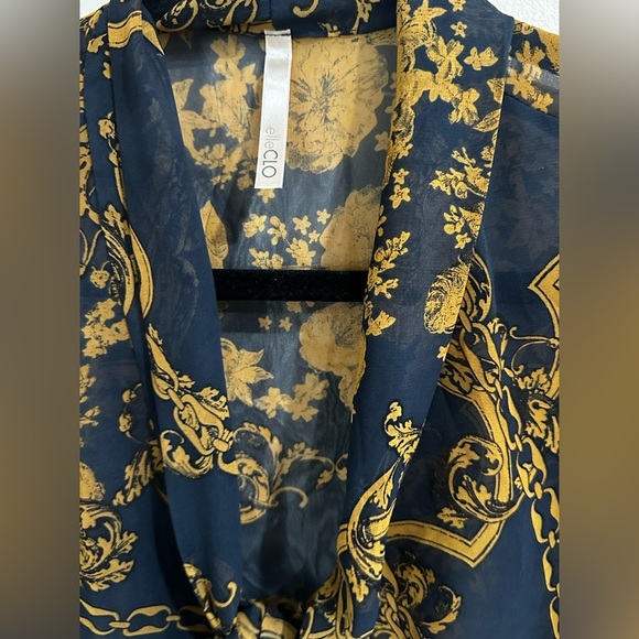 Elegant Black and Gold Women's Top - Picture 3 of 4